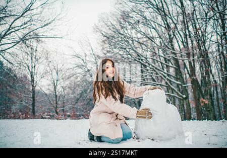 Concetto invernale. Raffreddamento globale. Persone nella neve. Ritratto invernale di donna. donne in montagna. Ritratto invernale di una giovane donna nello scenario invernale innevato Foto Stock