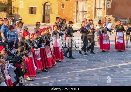 Gruppo di persone che eseguono danza greca tradizionale, la Canea, Creta, Isole greche, Grecia Foto Stock