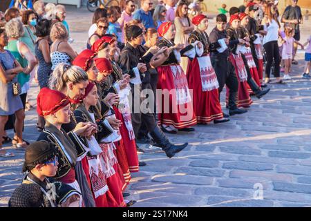 Gruppo di persone che eseguono danza greca tradizionale, la Canea, Creta, Isole greche, Grecia Foto Stock
