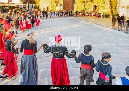 Gruppo di persone che eseguono danza greca tradizionale, la Canea, Creta, Isole greche, Grecia Foto Stock