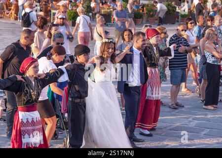 Gruppo di persone che eseguono danza greca tradizionale, la Canea, Creta, Isole greche, Grecia Foto Stock