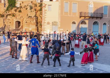 Gruppo di persone che eseguono danza greca tradizionale, la Canea, Creta, Isole greche, Grecia Foto Stock