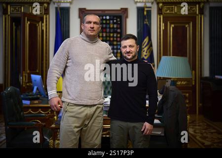 Kiev, Ucraina. 31 dicembre 2024. Il presidente ucraino Volodymyr Zelenskyy, a destra, posa con l'indiscusso campione mondiale di pugilato Oleksandr Usyk, a sinistra, al Palazzo Mariinskyi, 31 dicembre 2024 a Kiev, Ucraina. Usyk è membro delle forze armate ucraine. Credito: Presidenza Ucraina/Ufficio stampa presidenziale ucraino/Alamy Live News Foto Stock