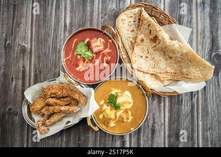 Cucina indiana Thali abbina un pasto in stile indiano con pollo, carne, roti, riso e insalata. Combinazioni gastronomiche indiane. Copyspace Foto Stock