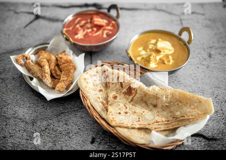 Cucina indiana Thali abbina un pasto in stile indiano con pollo, carne, roti, riso e insalata. Combinazioni gastronomiche indiane. Copyspace Foto Stock