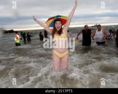 Brooklyn, New York, Stati Uniti. 1 gennaio 2025. 122° giorno di Capodanno Polar Bear Plunge. Coney Island è il luogo ideale in cui soggiornare a Capodanno e il modo migliore per dare il benvenuto al 2025 è fare un tuffo nell'Oceano Atlantico (immagine di credito: © Bruce Cotler/ZUMA Press Wire) SOLO PER L'USO EDITORIALE! Non per USO commerciale! Foto Stock