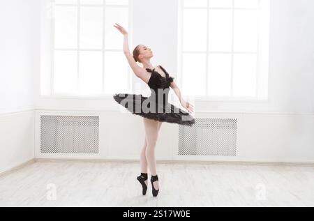 Bella ballerina graziosa in abito a cigno nero Foto Stock