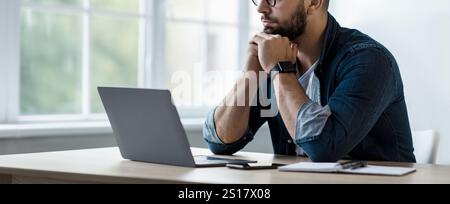 Lavoro e studio di appaltatori indipendenti a casa in una pandemia COVID-19 Foto Stock