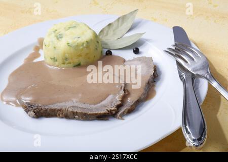 Cucina tedesca, Sauerbraten con purè di patate, purè di patate al rucola, piatto di carne, manzo, brasato, portata principale, servita su un piatto, sugo di carne, secca Foto Stock