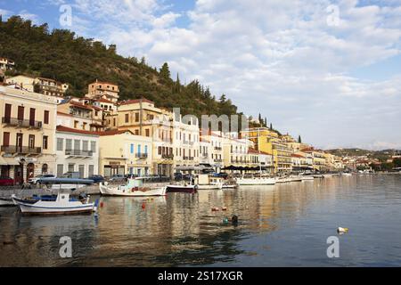 Piccole barche da pesca nel porto mediterraneo di Gythio o Gythion, dietro le case e i monti Taygetos, mani Peloponneso, Grecia, Europa Foto Stock