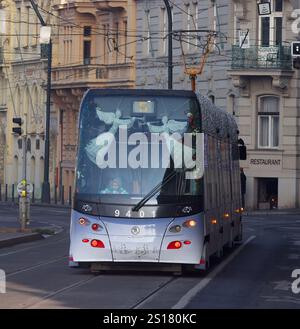 Natale 2024, una vista su un tram n. 5 con decorazioni natalizie che attraversano il centro di Praga il 28 dicembre 2024 a Praga, Repubblica Ceca Foto Stock