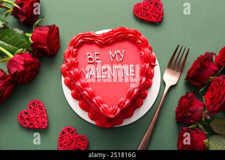 Dolce torta bento con bellissime rose rosse e cuori su sfondo verde. Festa di San Valentino Foto Stock