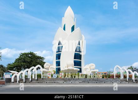Il famoso punto di riferimento di Nha Trang è la Thap tram Huong Lotus Tower sulla piazza centrale sulla costa durante il giorno estivo in Vietnam. Foto di viaggio - maggio 4,2024 Foto Stock