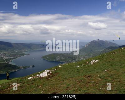 Vista famosa del lago di Annecy sopra il col de Forclaz in alta Savoia, paesaggio panoramico del lago alpino e parapendio Foto Stock