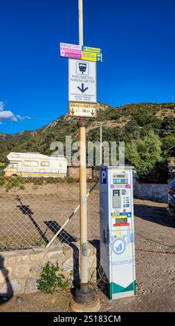 Distributore automatico di biglietti per il parcheggio in contanti o con carta di credito. 22 settembre 2024. Pomonte, Elba, Toscana, Italia. Foto Stock