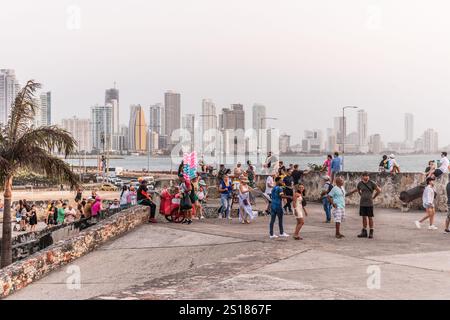 CARTAGENA, COLOMBIA - 4 MARZO 2023: Persone alle mura fortificate della città vecchia di Cartagena de Indias, Colombia Foto Stock