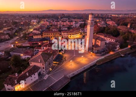 Vista aerea del porto di Casier al tramonto durante il periodo natalizio con Campanile e sfondo della montagna Foto Stock