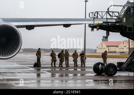 I Citizen Airmen con il 908th Aeromedical Evacuation Squadron si rifugiano sotto l'ala di un KC-46A Pegasus presso la Maxwell Air Force base, Alabama, il 9 dicembre 2024. Il KC-46A fu pilotato da un equipaggio con il 349th Air Mobility Wing dalla Travis Air Force base, California, come parte di una missione di addestramento congiunta con il 908th. (Foto U.S. Air Force di Senior Airman Erica Webster) Foto Stock