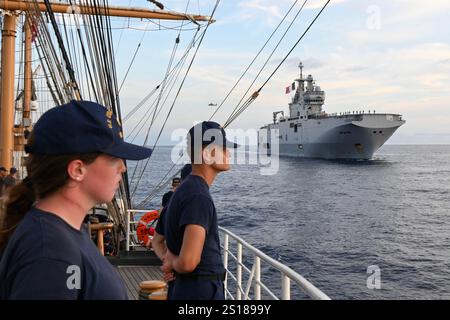 Gli equipaggi della Guardia Costiera Cutter Eagle (WIX 327) e della nave marina francese FS Tonnerre (L9014) si incontrano per una cerimonia di passaggio mentre sono in viaggio nei Caraibi, il 7 giugno 2024. Sia l'Aquila che Tonnerre erano in corso come navi di addestramento per i futuri leader del loro servizio. (Foto della Guardia Costiera degli Stati Uniti di Matthew West, sottufficiale di prima classe) Foto Stock