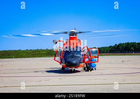 Un equipaggio di elicottero MH-65 Dolphin della Air Station Atlantic City torna da una missione ad Atlantic City, New Jersey, 9 settembre 2024. L'MH-65E Dolphin in genere trasporta un equipaggio di quattro persone, composto da due piloti, un meccanico di volo e un nuotatore di salvataggio. (Foto della Guardia Costiera degli Stati Uniti dell'ausiliario della Guardia Costiera Leon C. DeFulgentis) Foto Stock