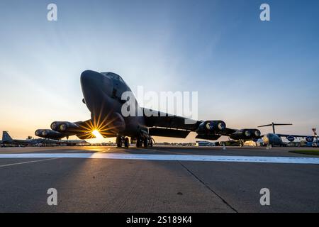 Un B-52 Stratofortress, assegnato alla Edwards Air Force base, California, si trova alla luce del mattino presso la Experimental Aircraft Association AirVenture di Oshkosh, Wisconsin, 22 luglio 2024. L'EAA ospitò la sua convention annuale sull'aviazione, che durò una settimana, con numerose manifestazioni di aerei militari e manifestazioni aeree. (Foto U.S. Air Force di Daniel Peterson Foto Stock