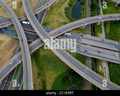 Veduta aerea di un'autostrada di interscambio a quadrifoglio, l'Haque, Paesi Bassi Foto Stock