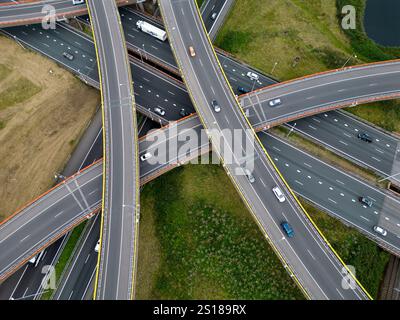 Veduta aerea di un'autostrada di interscambio a quadrifoglio, l'Haque, Paesi Bassi Foto Stock