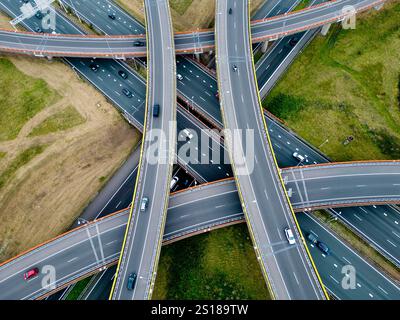 Veduta aerea di un'autostrada di interscambio a quadrifoglio, l'Haque, Paesi Bassi Foto Stock