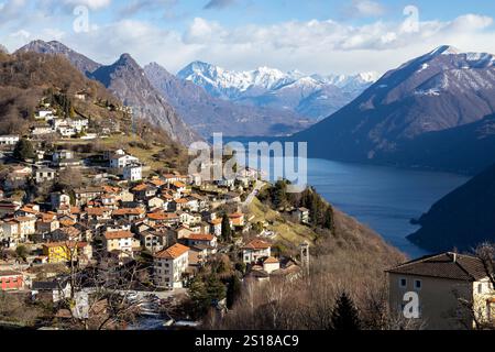 Vista dal Monte Bre del paese, del lago di Lugano e delle montagne circostanti, in Svizzera Foto Stock