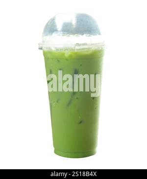 Il tè verde matcha freddo con latte condensato in vetro trasparente è isolato su sfondo bianco con percorso di ritaglio. Foto Stock