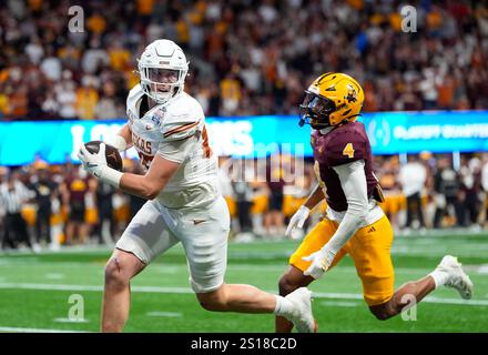 Atlanta, Georgia, Stati Uniti. 1 gennaio 2025. Il tight end texano Gunnar Helm (85) segna un touchdown della vittoria da 25 yard nel secondo periodo ai supplementari della partita di football universitario del Peach Bowl CFP Quarterfinal il 1° gennaio 2025 ad Atlanta, Georgia. Il Texas batté l'Arizona State, 39-31, in due overtime. (Credit Image: © Scott Coleman/ZUMA Press Wire) SOLO PER USO EDITORIALE! Non per USO commerciale! Foto Stock