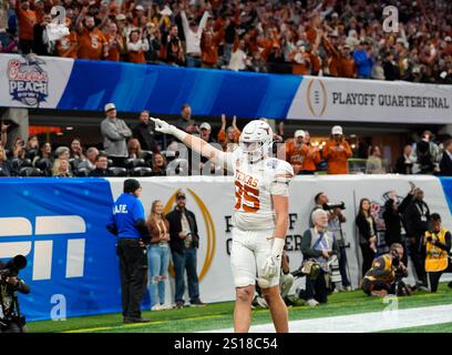 Atlanta, Georgia, Stati Uniti. 1 gennaio 2025. Il tight end texano Gunnar Helm (85) si rivolge alla folla dopo aver segnato un touchdown da 25 yard nella seconda stagione dei tempi supplementari della partita di football universitario del Peach Bowl CFP Quarterfinal il 1° gennaio 2025 ad Atlanta, Georgia. Il Texas batté l'Arizona State, 39-31, in due overtime. (Credit Image: © Scott Coleman/ZUMA Press Wire) SOLO PER USO EDITORIALE! Non per USO commerciale! Foto Stock