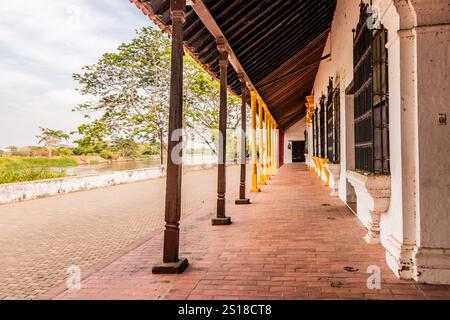 Case coloniali e fiume Magdalena a Santa Cruz de Mompox, Colombia Foto Stock