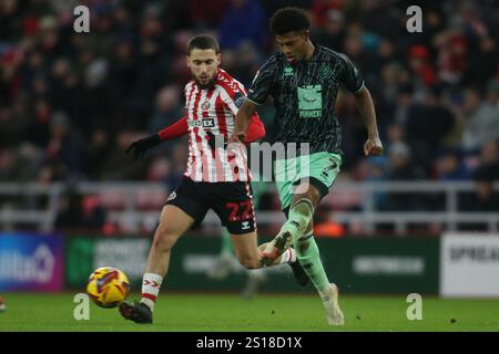 Adil Aouchiche di Sunderland chiude il Rhian Brewster dello Sheffield United durante la partita del Campionato Sky Bet tra Sunderland e Sheffield United allo Stadium of Light di Sunderland, mercoledì 1 gennaio 2025. (Foto: Michael driver | mi News) crediti: MI News & Sport /Alamy Live News Foto Stock