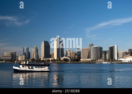 Vista del centro di San Diego e del traghetto per Coronado Island nella baia sotto un cielo blu Foto Stock