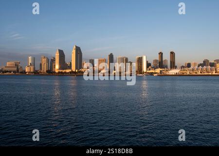 Vista nel tardo pomeriggio dello skyline di San Diego, California, dall'altra parte della baia sull'isola di Coronado Foto Stock