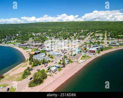 Vista aerea estiva della città di Grand Marais, Minnesota, sulla sponda nord del lago Superior Foto Stock