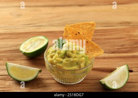 Il guacamole è una salsa a base di avocado, tradizionalmente un piatto azteco messicano) Foto Stock