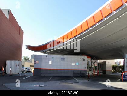 Stazione di servizio Beverly Hills CA Googie MCM Atomic Architecture, risalente alla metà del 76 Foto Stock