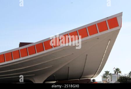 Stazione di servizio Beverly Hills CA Googie MCM Atomic Architecture, risalente alla metà del 76 Foto Stock