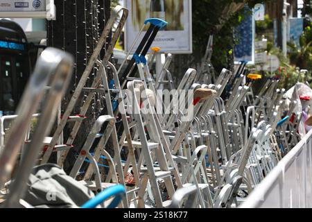 Cannes, Francia. 27 maggio 2022. Le scale dei fotografi che si affacciano sul tappeto rosso del Palais des Festivals durante il Festival di Cannes sono vuote prima delle anteprime della serata. Il Festival di Cannes 2022, 75a edizione, si è svolto dal 17 al 28 maggio 2022 a Cannes. il presidente della giuria era l'attore francese Vincent Lindon. Il film Triangolo della tristezza di Ruben Östlund ha vinto la Palme d'Or (Palme d'Oro), che è il premio più alto assegnato dal festival. (Foto di Apolline Guillerot-Malick/SOPA Images/Sipa USA) credito: SIPA USA/Alamy Live News Foto Stock