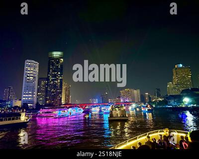 Bangkok, Thailandia. 31 dicembre 2024. Le barche da festa possono essere viste sul fiume Chao Phraya a Bangkok la vigilia di Capodanno. Crediti: Carola Frentzen/dpa/Alamy Live News Foto Stock