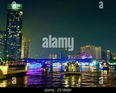 Bangkok, Thailandia. 31 dicembre 2024. Le barche da festa possono essere viste sul fiume Chao Phraya a Bangkok la vigilia di Capodanno. Crediti: Carola Frentzen/dpa/Alamy Live News Foto Stock