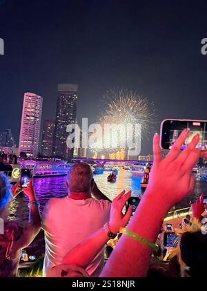 Bangkok, Thailandia. 31 dicembre 2024. I fuochi d'artificio di Capodanno illuminano il fiume Chao Phraya a Bangkok, la gente guarda lo spettacolo dalle barche da festa. Crediti: Carola Frentzen/dpa/Alamy Live News Foto Stock