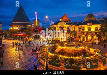 La piazza centrale della città medievale nel villaggio francese nel Parco Turistico delle colline di Ba Na in serata. Da Nang, Vietnam - 13 settembre 2024 Foto Stock