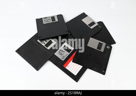 Old floppy disk in a pile – Galles, Regno Unito – 12 dicembre 2024 Foto Stock