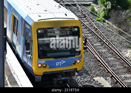 Di fronte a un treno X'Trapolis 100, gestito dai treni della metropolitana Melbourne, visto da una posizione elevata, con riflessi che oscurano il viso del conducente Foto Stock