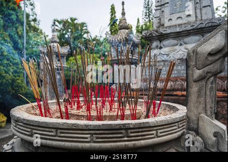 Fumare incenso si attacca su una pagoda buddista in Vietnam in Asia Foto Stock