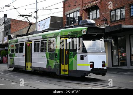 Tram di classe Z, con livrea PTV, che passa accanto ai negozi di Burke Rd a Camberwell durante una giornata travolgente Foto Stock