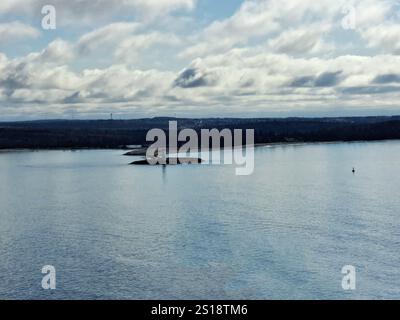 Faro di Maugher Beach sull'isola McNabs dal sito storico nazionale di York Redoubt a Fergusons Cove, nuova Scozia, Canada Foto Stock